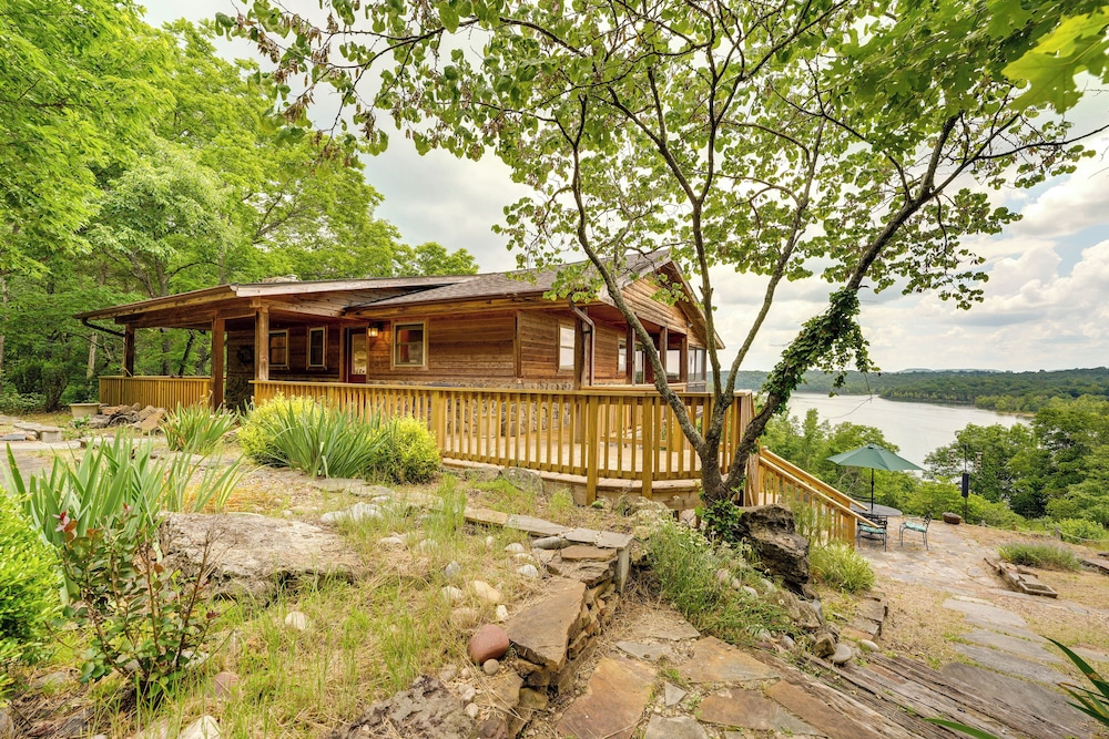 Eagle Rock Gem on Table Rock Lake with Decks and Grill in Golden, United States