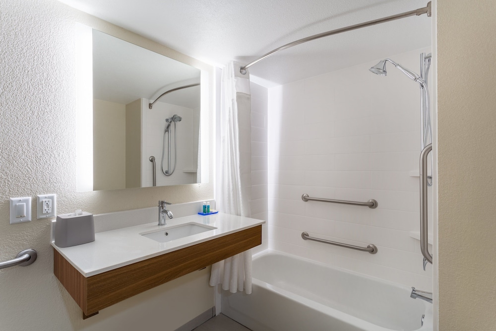 Holiday Inn Express & Suites Cedar Falls Waterloo by IHG - photo 16