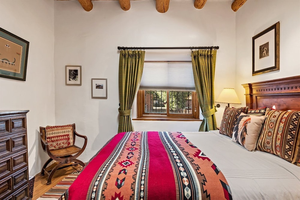 Amor Historic Adobe in the Heart of The Railyard and Downtown Santa Fe Hot Tub - photo 5