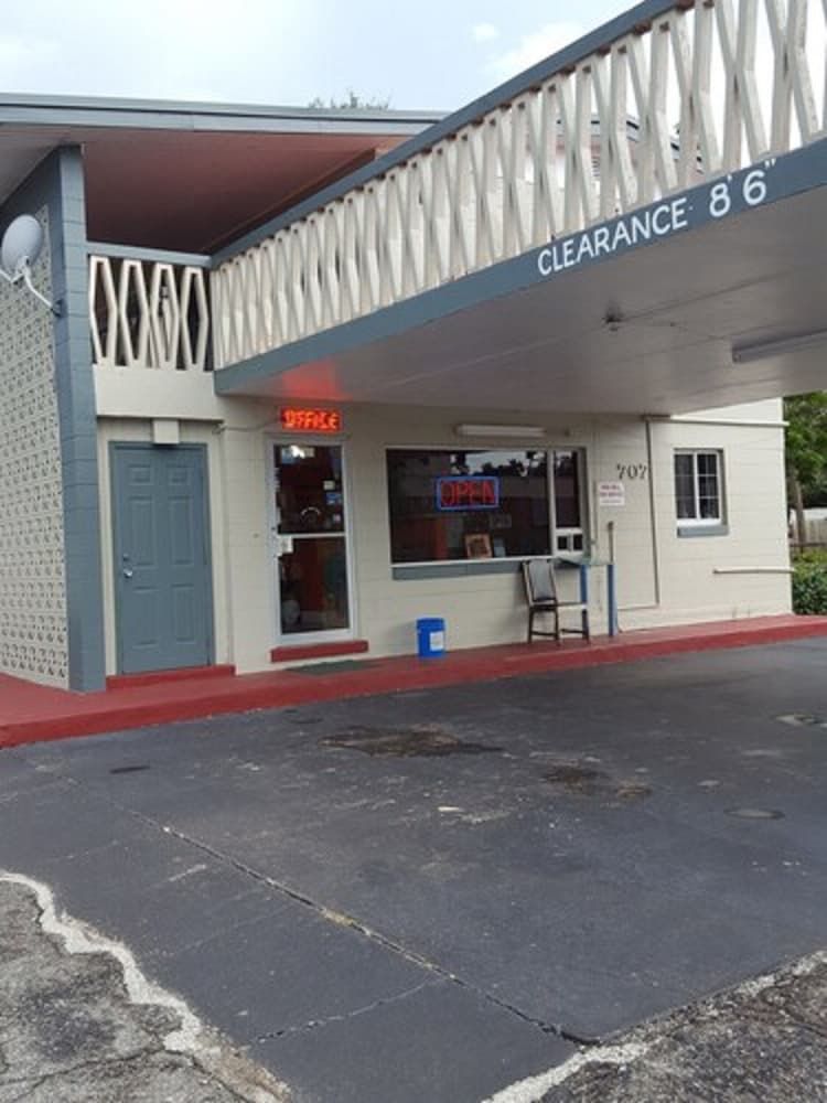 Three Oaks Motel - photo 26