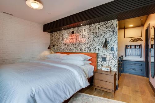 The Reed at The Louie Boutique Motel Private Sauna Walk to Everything in Newport, United States