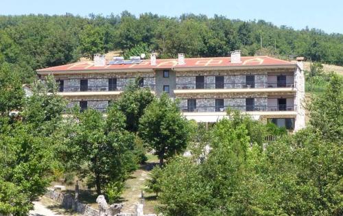 Agrafa - carbon neutral hotel in Morfovouni