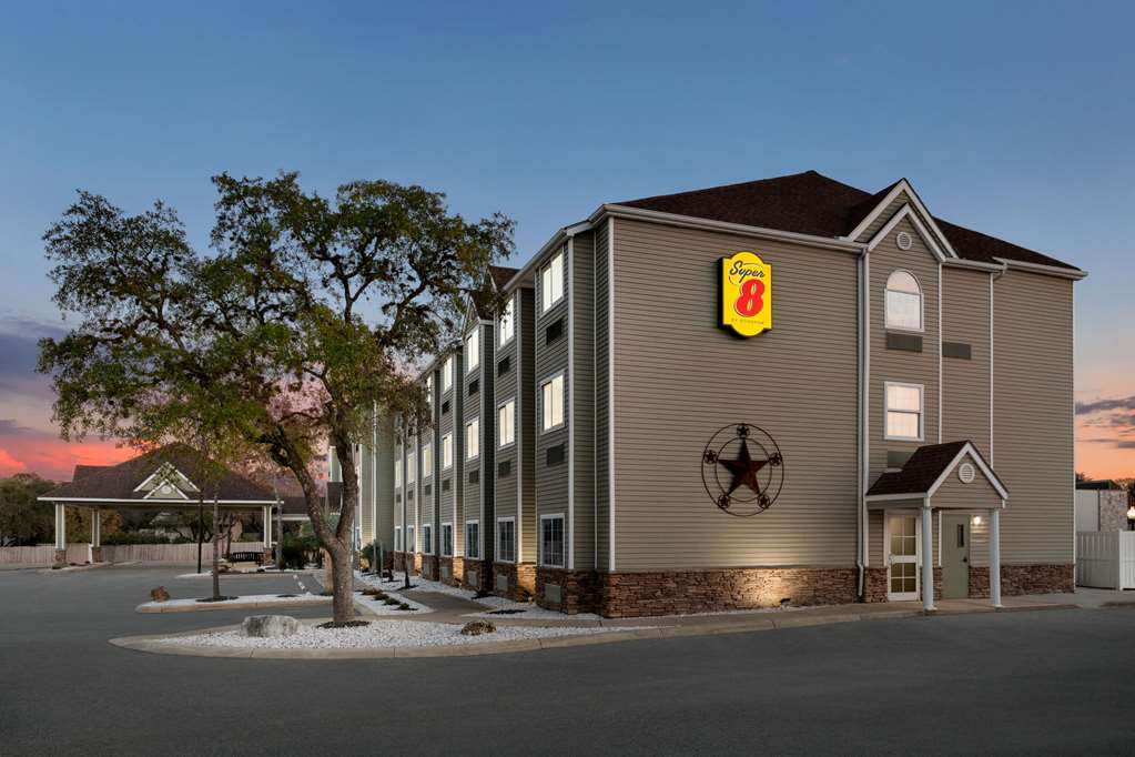 Super 8 by Wyndham San Antonio Airport North - photo 4