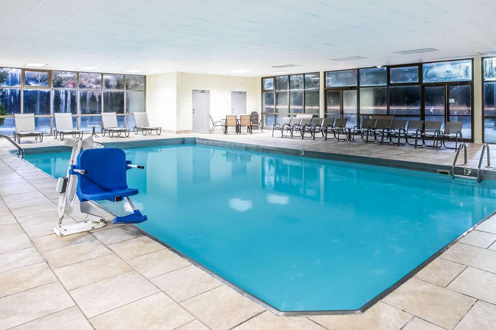 La Quinta Inn by Wyndham Davenport & Conference Center - photo 8