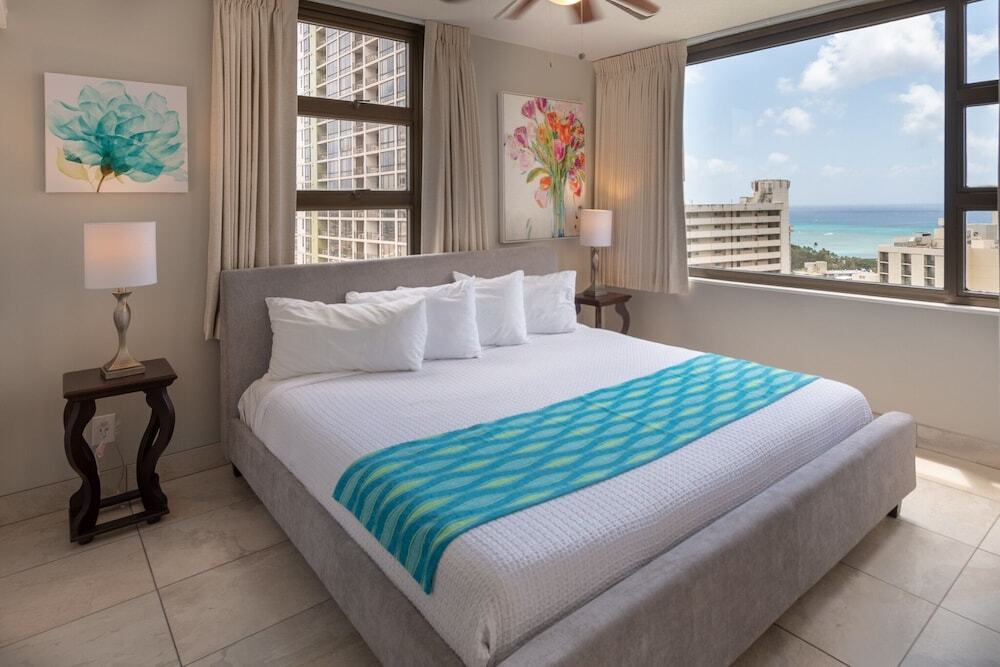Newly Remodeled Corner Unit at the Waikiki Banyan with Diamond Head Views - photo 2
