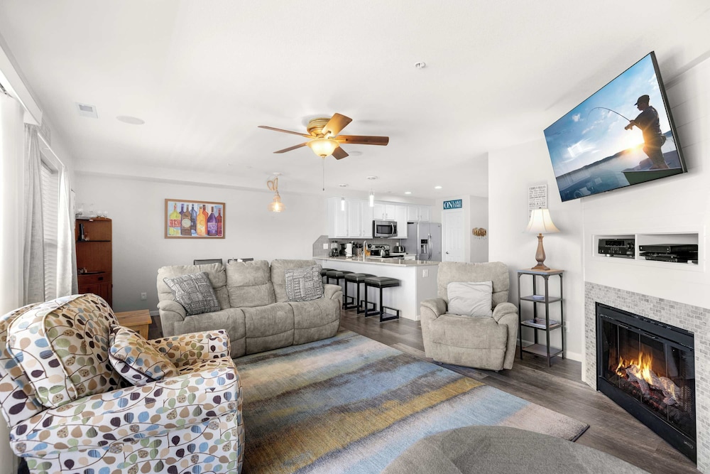 Seascape Cove Waterfront — 4-Star Luxury Hotel in Osage Beach, United States