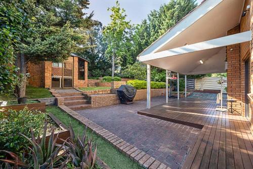 Magnificent Eltham House with Stunning View — 4-Star Luxury Hotel in Eltham, Australia