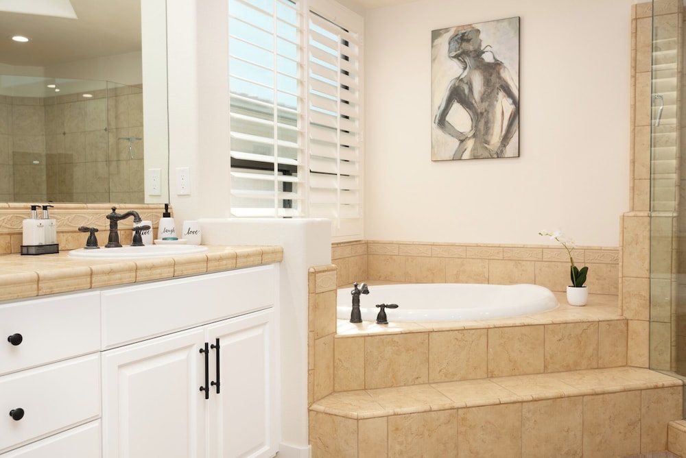 Luxury Resort Style Living w Pool & Jacuzzi - photo 25
