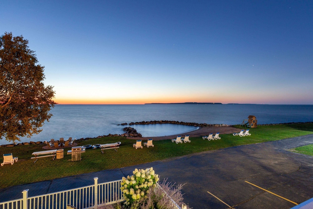 Baymont by Wyndham St. Ignace Lakefront - photo 49