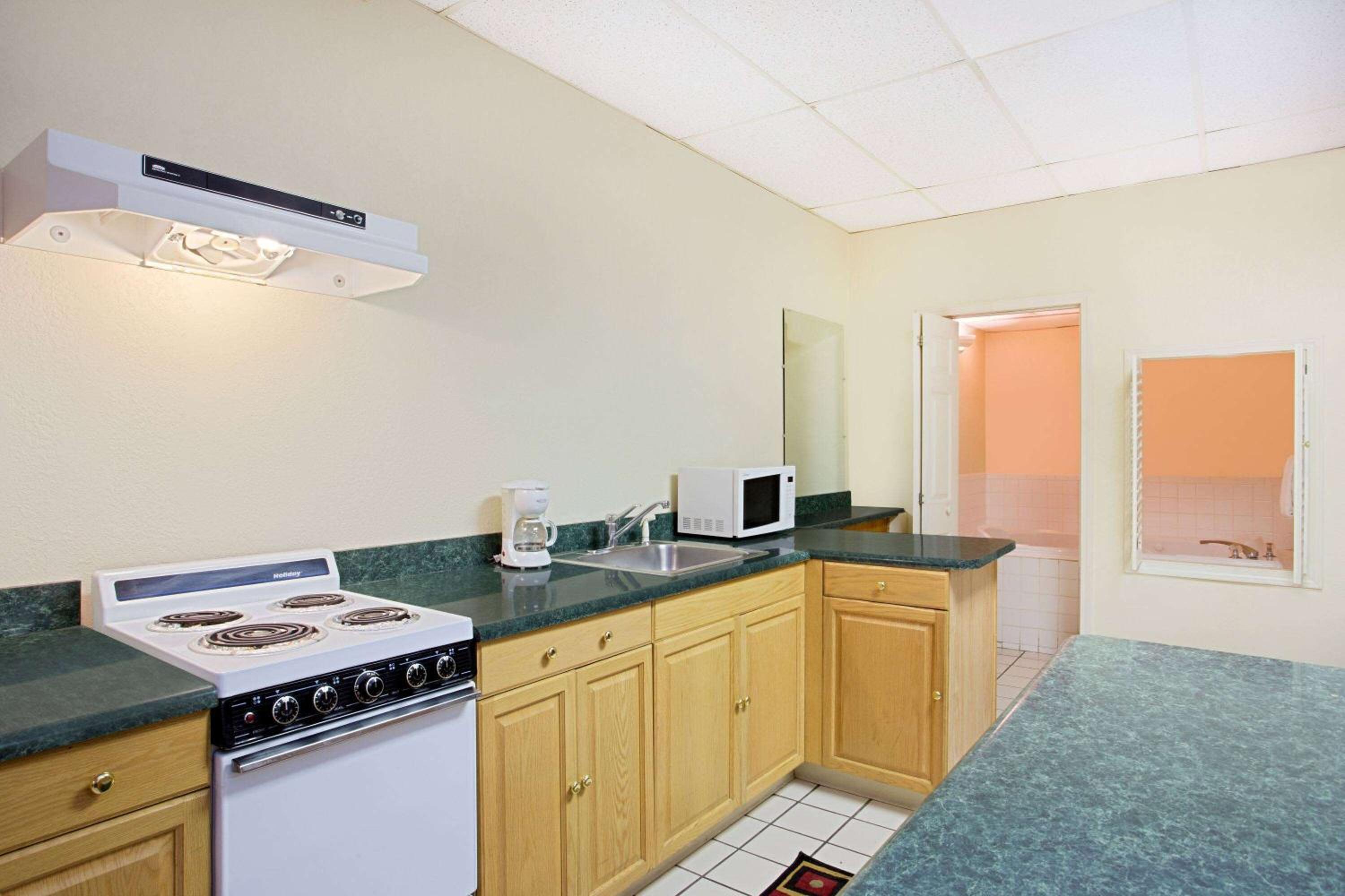 Bristol Parkway Inn - photo 19
