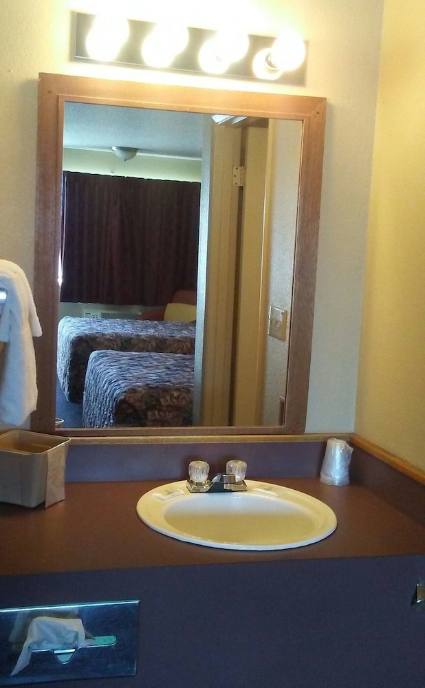 Cedars Inn Lewiston - photo 17