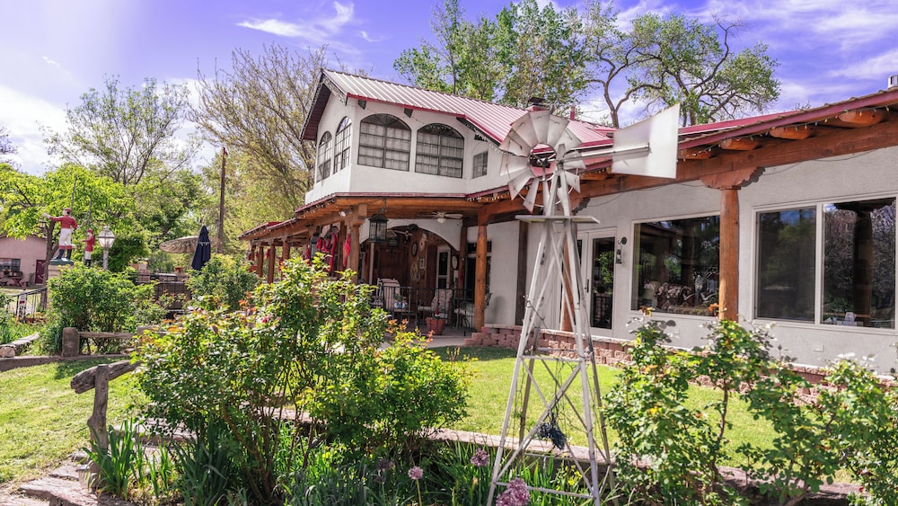 Red Horse Bed and Breakfast - featured photo