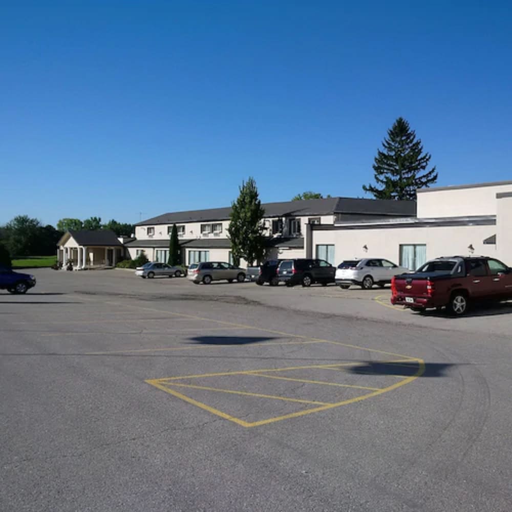 Forest Golf Club and Inn — hotel in Lambton Shores
