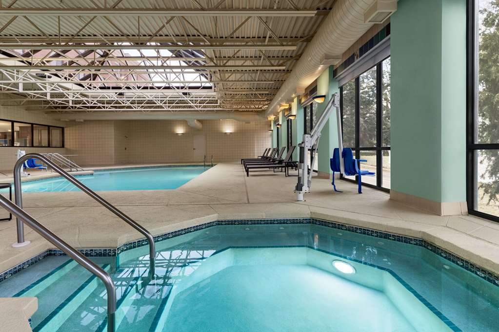 La Quinta Inn & Suites by Wyndham Madison American Center - photo 7