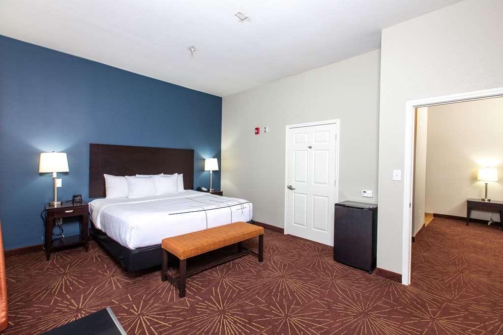La Quinta Inn & Suites by Wyndham Houston East at Normandy - photo 34