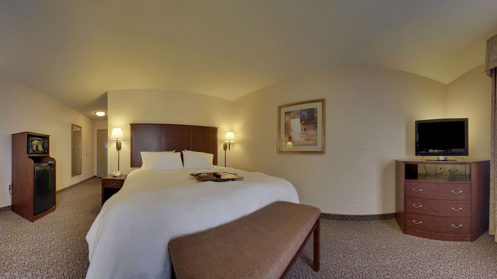 Hampton Inn & Suites West Bend - photo 6
