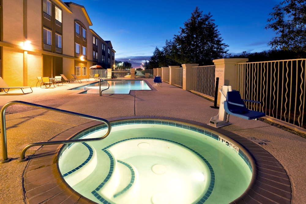 Holiday Inn Express & Suites Casa Grande an IHG Hotel - photo 12