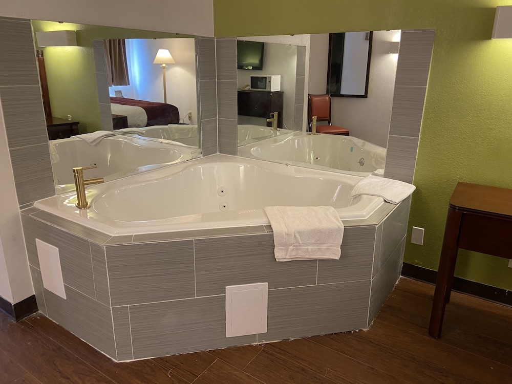 SkyLight Inn Cleveland Willoughby - photo 19