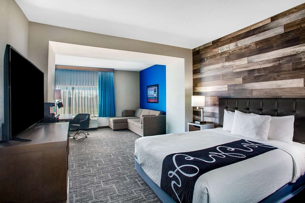 La Quinta Inn & Suites by Wyndham Pittsburg - photo 29
