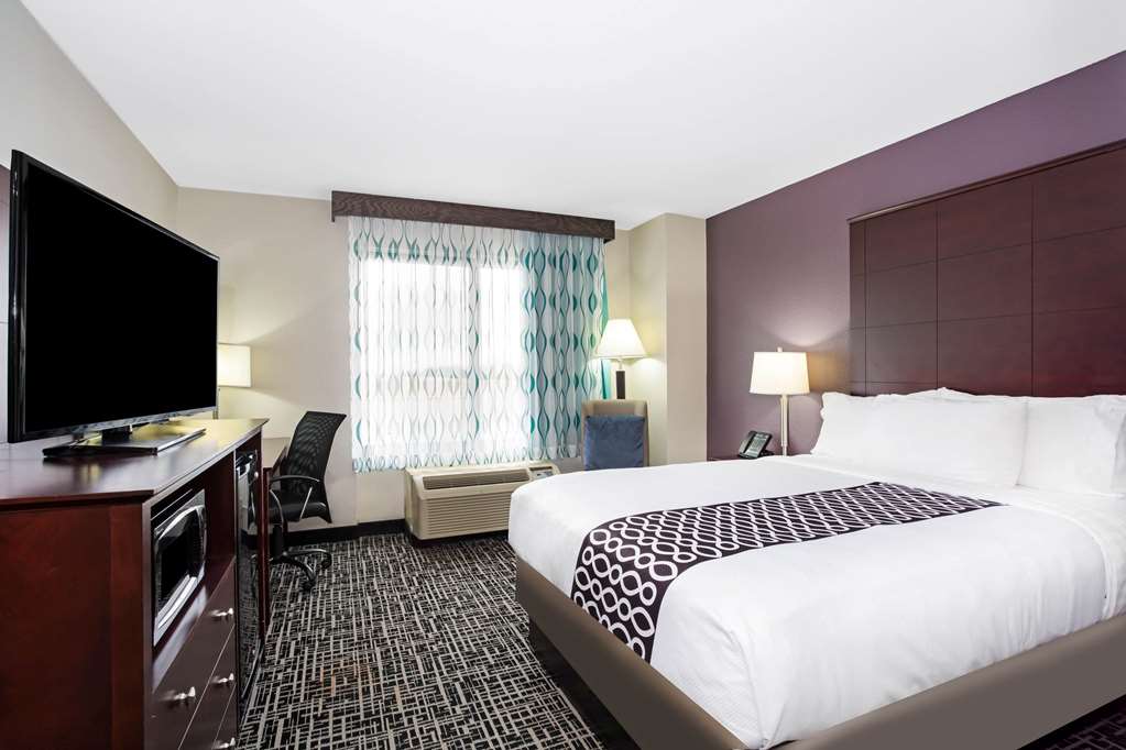 La Quinta Inn & Suites by Wyndham Denver Aurora Medical - photo 12