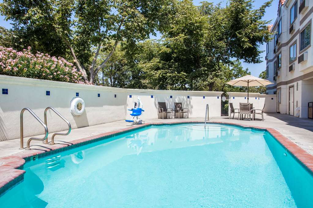La Quinta Inn & Suites by Wyndham Davis - photo 9