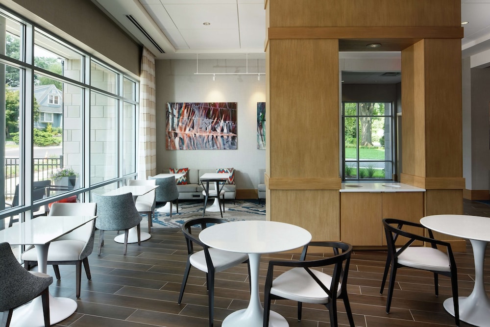 Hampton Inn & Suites Teaneck Glenpointe - photo 26