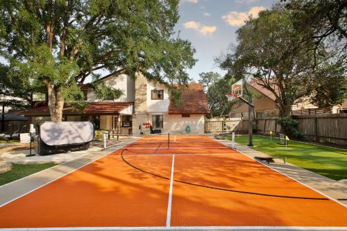 Sleeps 20 Sport Court Pool Hot Tub Putt Putt Games in San Antonio, United States