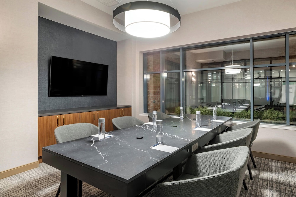 Sheraton Suites Old Town Alexandria - photo 58