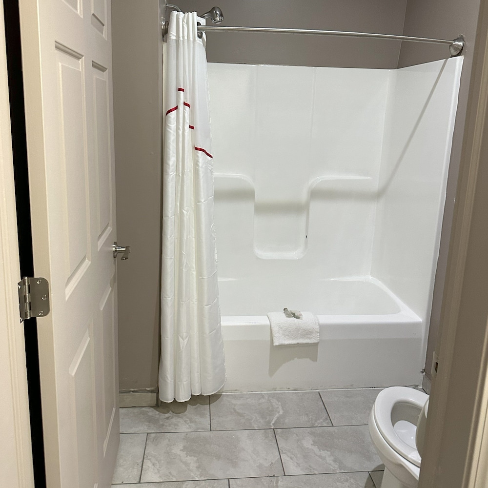 Red Roof Inn & Suites Lake Orion Auburn Hills - photo 13