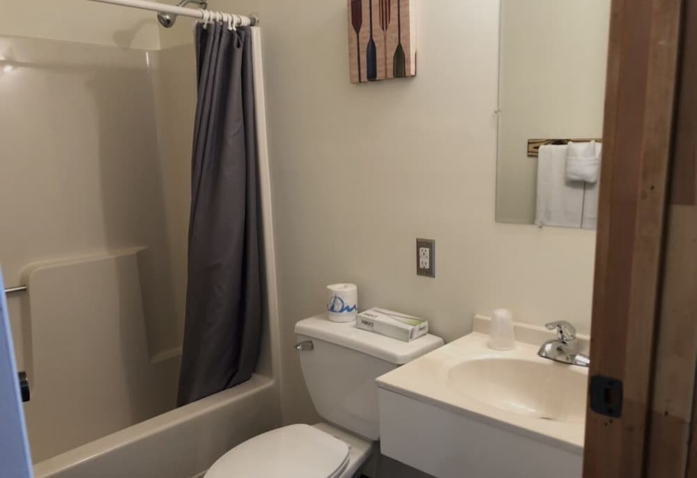 Luzerne Court Motel - photo 12