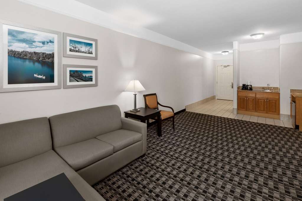 La Quinta Inn & Suites by Wyndham Deer Park - photo 25