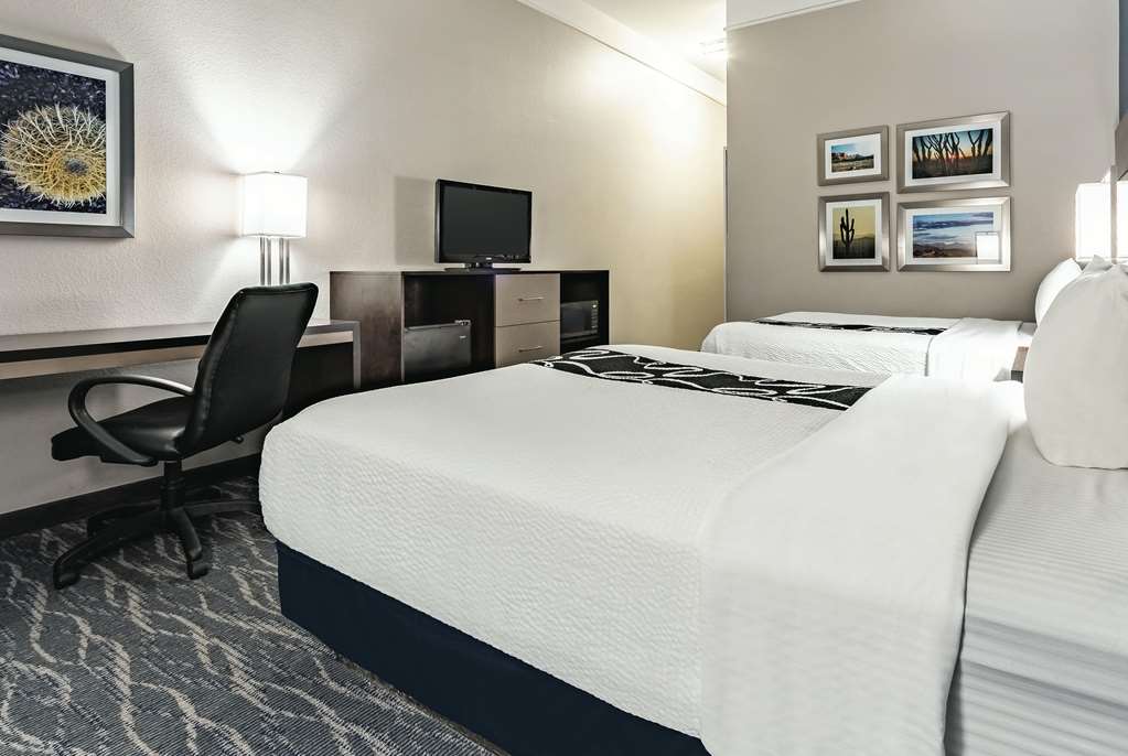 La Quinta Inn & Suites by Wyndham Phoenix I 10 West - photo 13