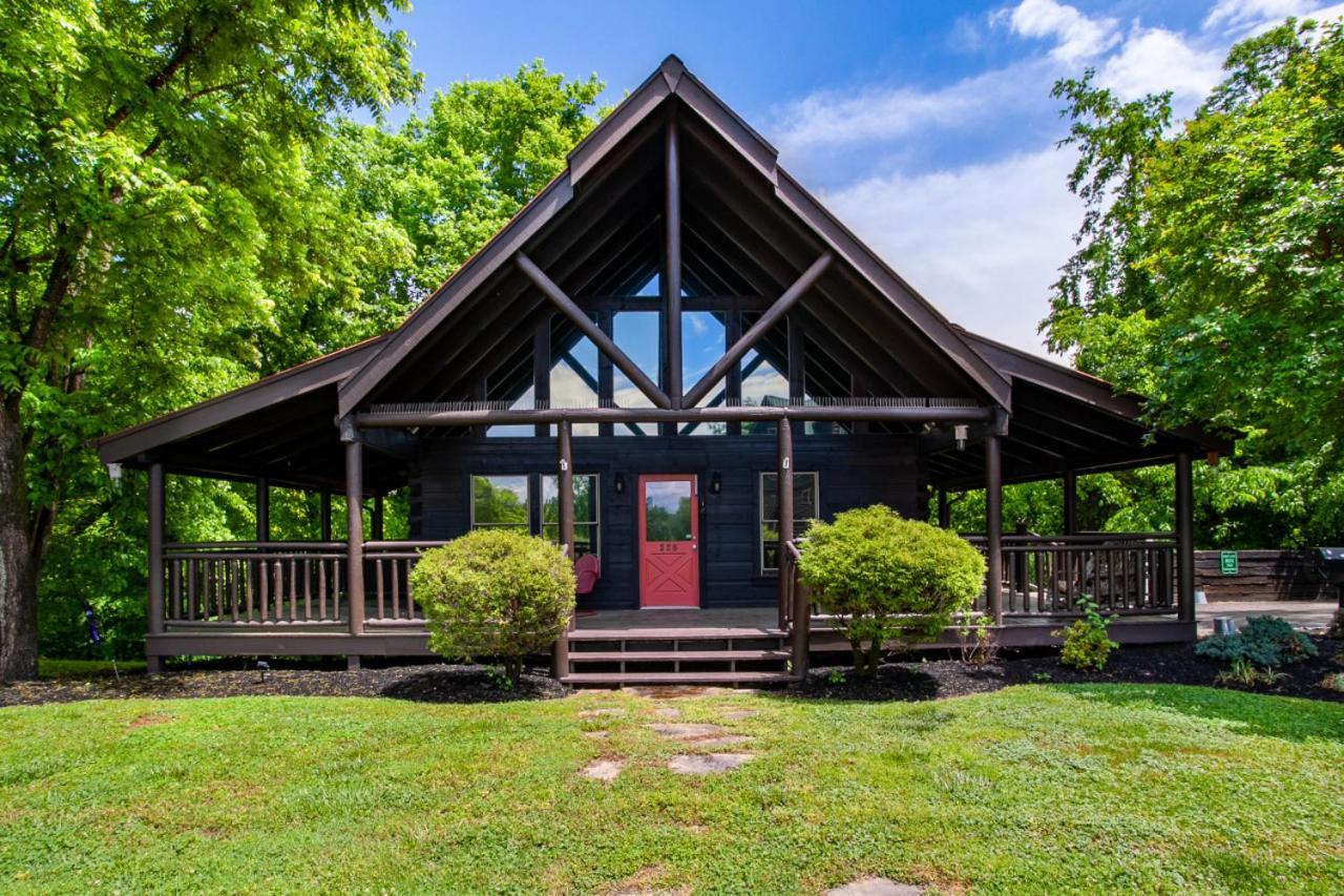Bear Hugs Hot Tub 2 Fire Pits and Fireplace in Pigeon Forge, United States