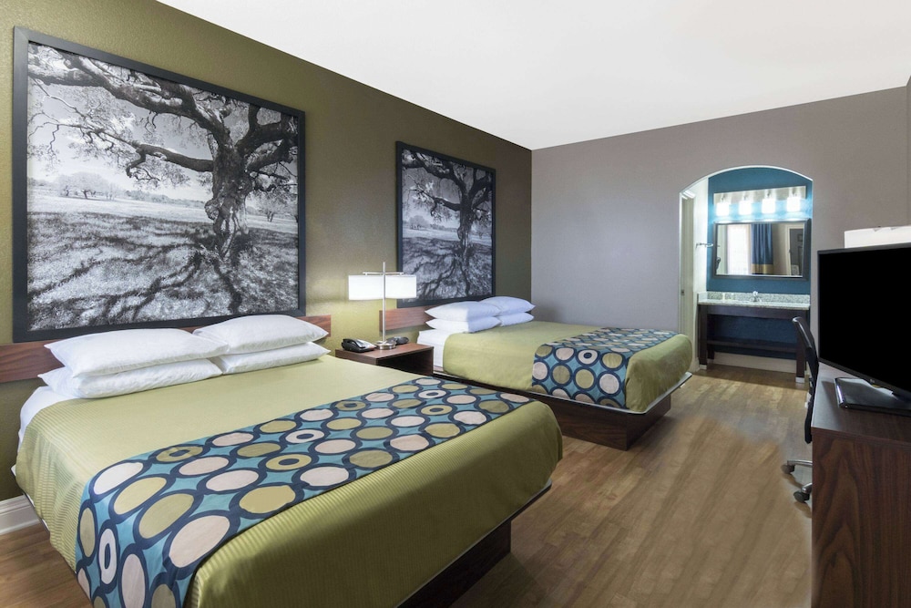 Super 8 by Wyndham San Antonio Near Fort Sam Houston - photo 10