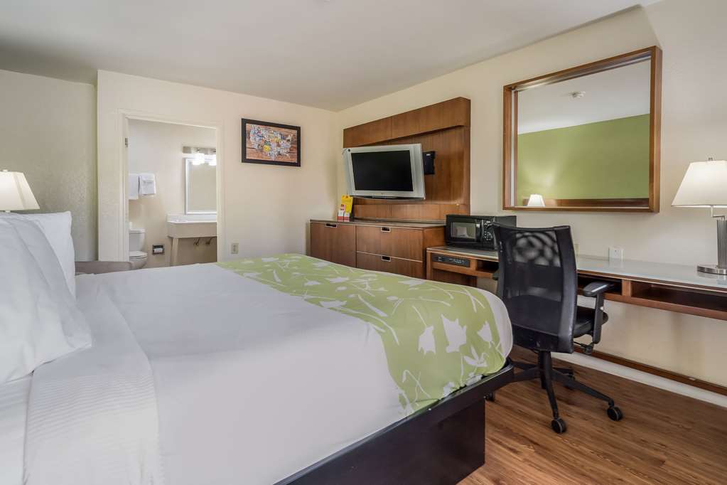 Econo Lodge Atlanta Airport East - photo 9