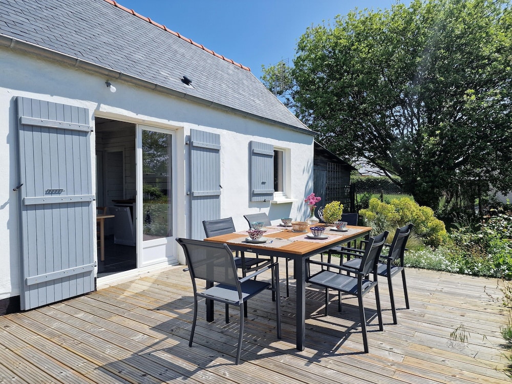 Comfortable Holiday Home on Large Garden Plot in Locquirec — 4-Star Luxury Hotel in Locquirec, France