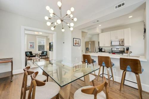 Mid Century Townhome Steps from Restaurants #DCottage in Washington, United States