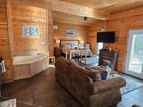 Near Beaver Lake King BedJetted TubFire Pit #3 — 4-Star Luxury Hotel in Eureka Springs, United States