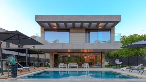 Luxury Villa Pearl 2 with infinity pool — 4-Star Luxury Hotel in Baska, Croatia