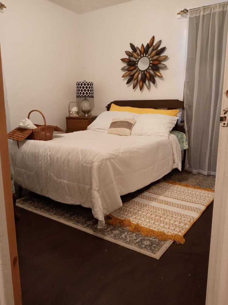 Super Comfy Room at a Great Location - photo 3