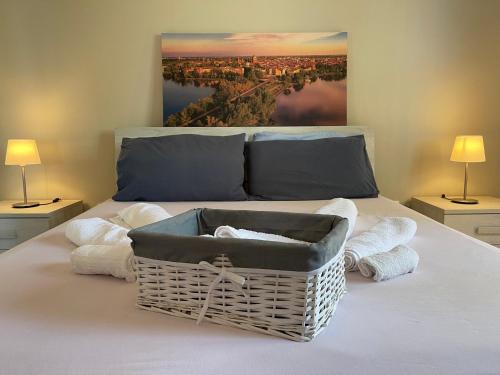 Lotus Home eleganza e accoglienza a Mantova — 4-Star Luxury Hotel in Mantova, Italy