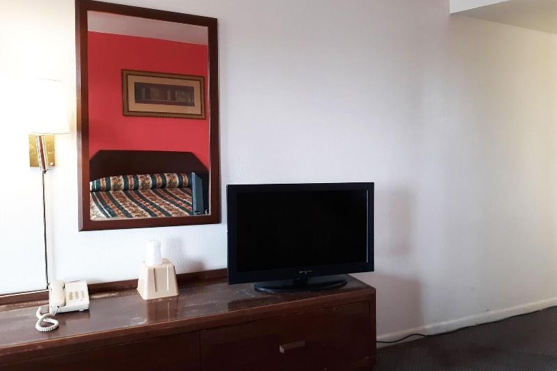 Hotel Kings at Clovis by OYO Rooms - photo 29
