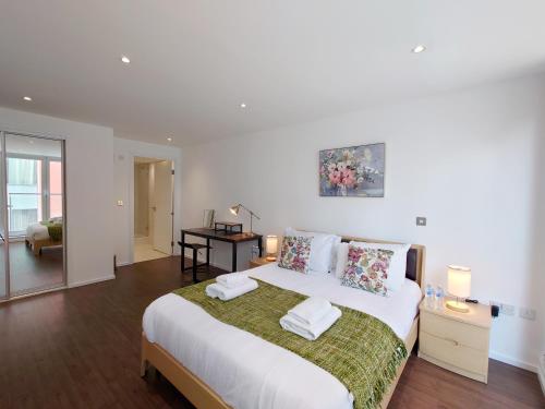 Fully Serviced Two Bed Apartment by ExCeL & O2 — 4-Star Luxury Hotel in London, United Kingdom