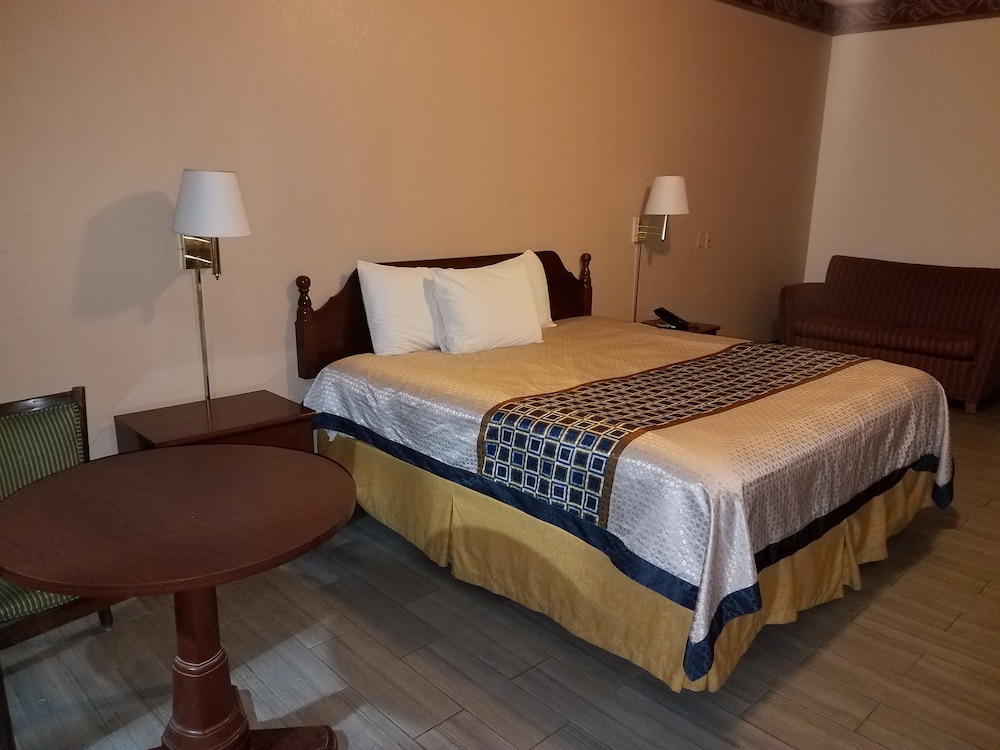 Texas Inn Downtown McAllen - photo 3