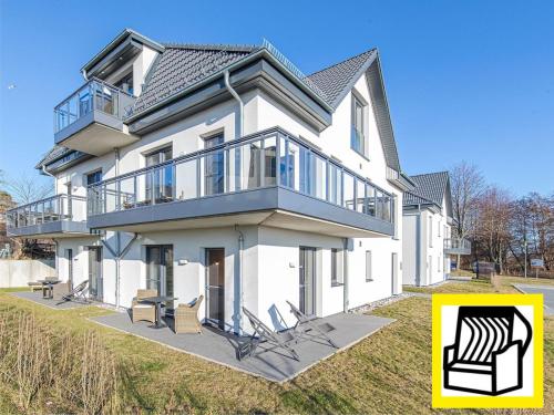 Alte Seefahrtschule Meeresbrise mit Strandkorb Torhaus A118 — 4-Star Luxury Hotel in Wustrow, Germany