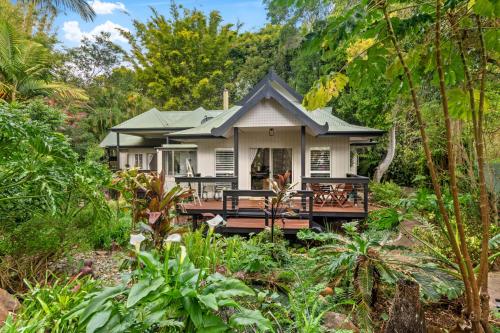 Elevata Villa Montville Magnesium Spa & Fireplace set in a Lush Tropical Garden — 4-Star Luxury Hotel in Montville, Australia