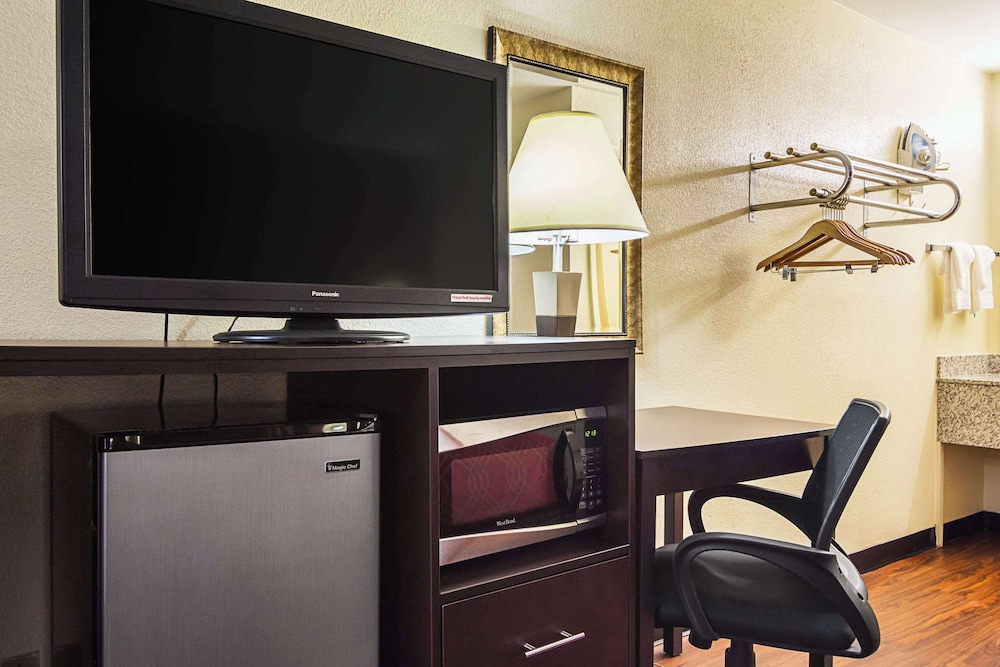 Econo Lodge Research Triangle Park - photo 7