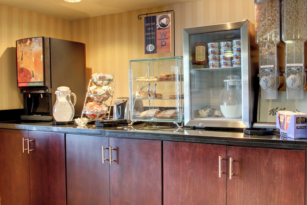 Cobblestone Inn & Suites Carrington - photo 42
