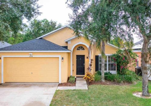 5 bedroom 7 bed 3 bathroom Midterm Rental Home with Pool and Game room near Disney — 4-Star Luxury Hotel in Davenport, United States