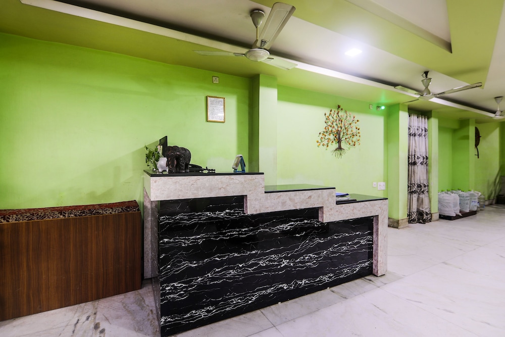 Oyo 27675 Hotel Am Palace — hotel in Raha